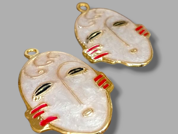 Lak Kaplama Maske Kolye Ucu Krem