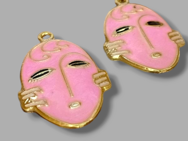 Lak Kaplama Maske Kolye Ucu Pembe