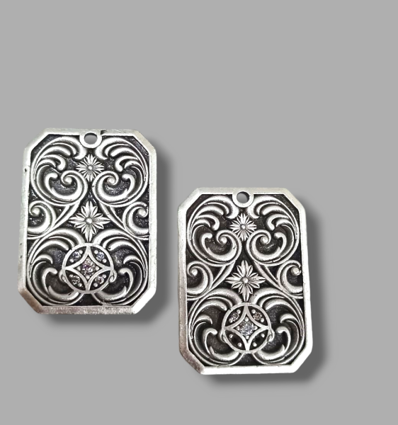 Çiçek Desenli Madalyon Kolye Ucu