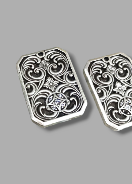 Çiçek Desenli Madalyon Kolye Ucu