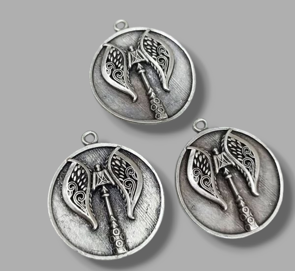 Balta Desenli Madalyon Kolye Ucu