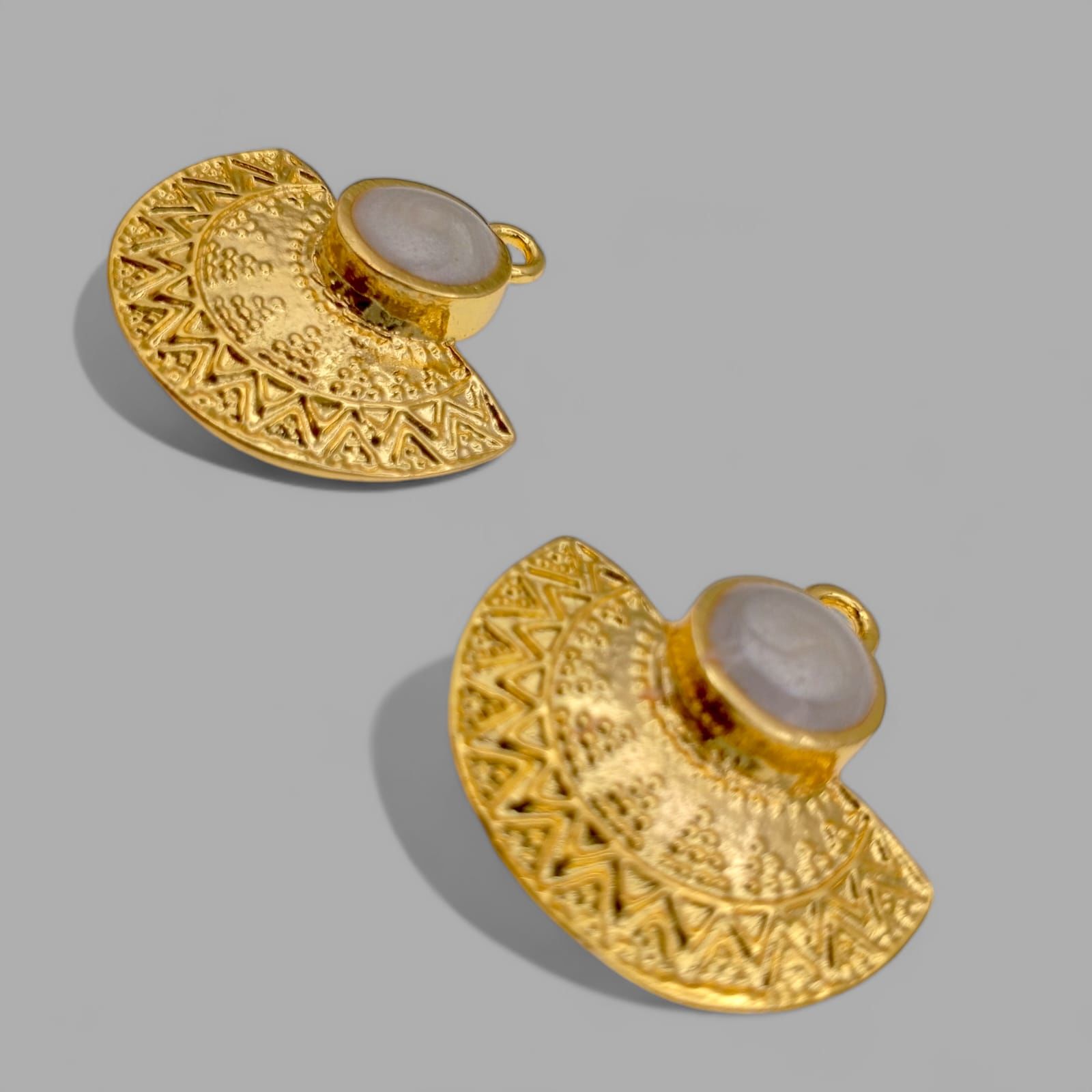 Madalyon Kolye Ucu Antik Mat Altın Beyaz