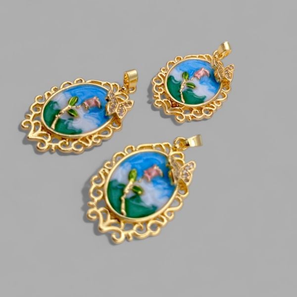 Desenli Çerçeve İçinde Kalp Gül Kolye Ucu