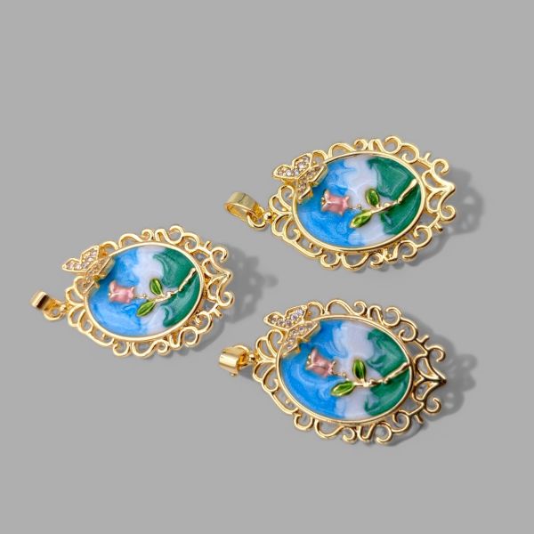 Desenli Çerçeve İçinde Kalp Gül Kolye Ucu