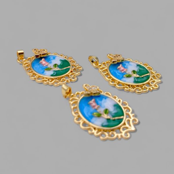 Desenli Çerçeve İçinde Kalp Gül Kolye Ucu