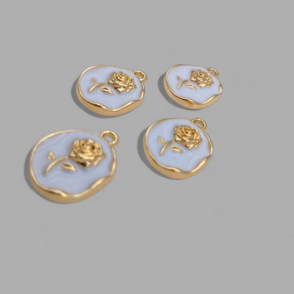 Oval Çerçeve İçinde Gül Kolye Ucu